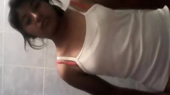 Desi college girl leaked bath mms clip