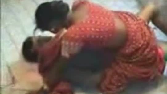 Desi amateur wife in saree sucks cock