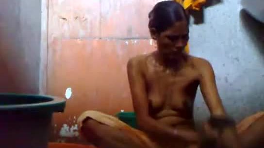 Sexy indian bhabhi washing closthes