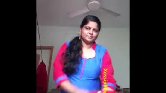 Huge mallu aunty showing her big boobs