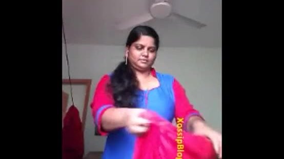 Huge mallu aunty showing her big round boobs